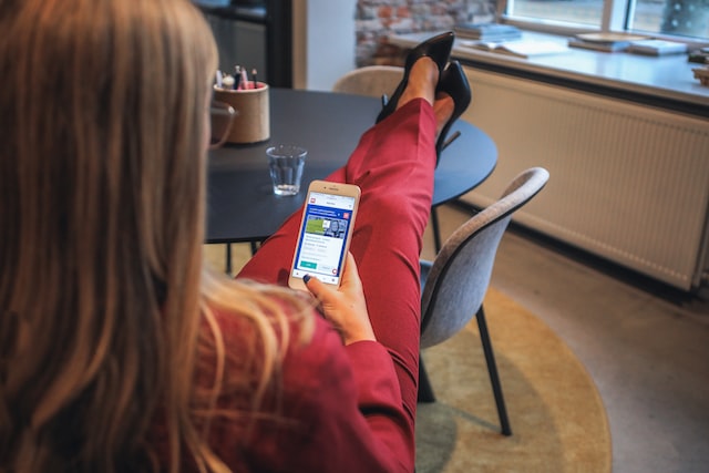 Iemand zit ontspannen in een café en kijkt rond