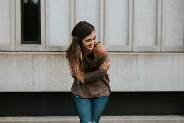 Hoe weet je of een introvert persoon je leuk vindt