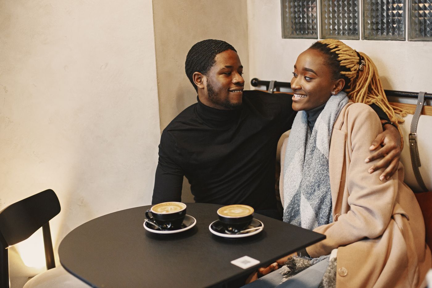 Twee mensen praten tijdens een date in een café