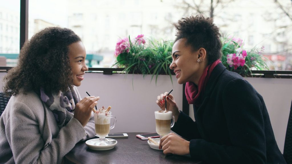 Twee mensen drinken koffie tijdens een ontspannen date