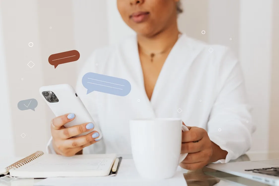 Vrouw met smartphone en koffiekop, met geïllustreerde tekstballonnen